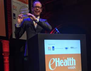 Innovationslandstingsrådet Daniel Forslund (L) mottar eHealth Leadership Award i Amsterdam.