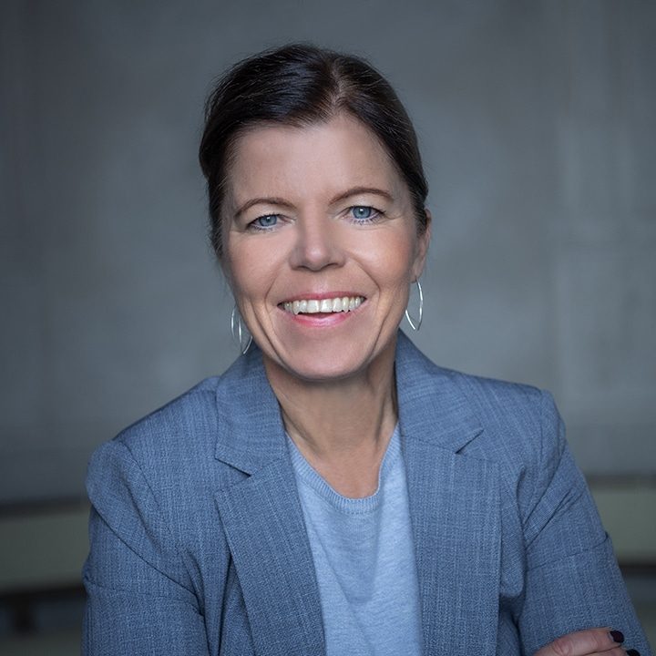 Porträtt av en leende Isabel Smedberg-Palmqvist, skolborgarråd